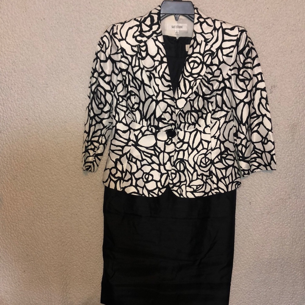 Suit Studio Black dress and white/black jacket suit size 6